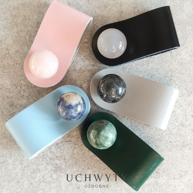 gałka uchwyt mebowy z niebieskim spiekiem i paskiem skórzanym